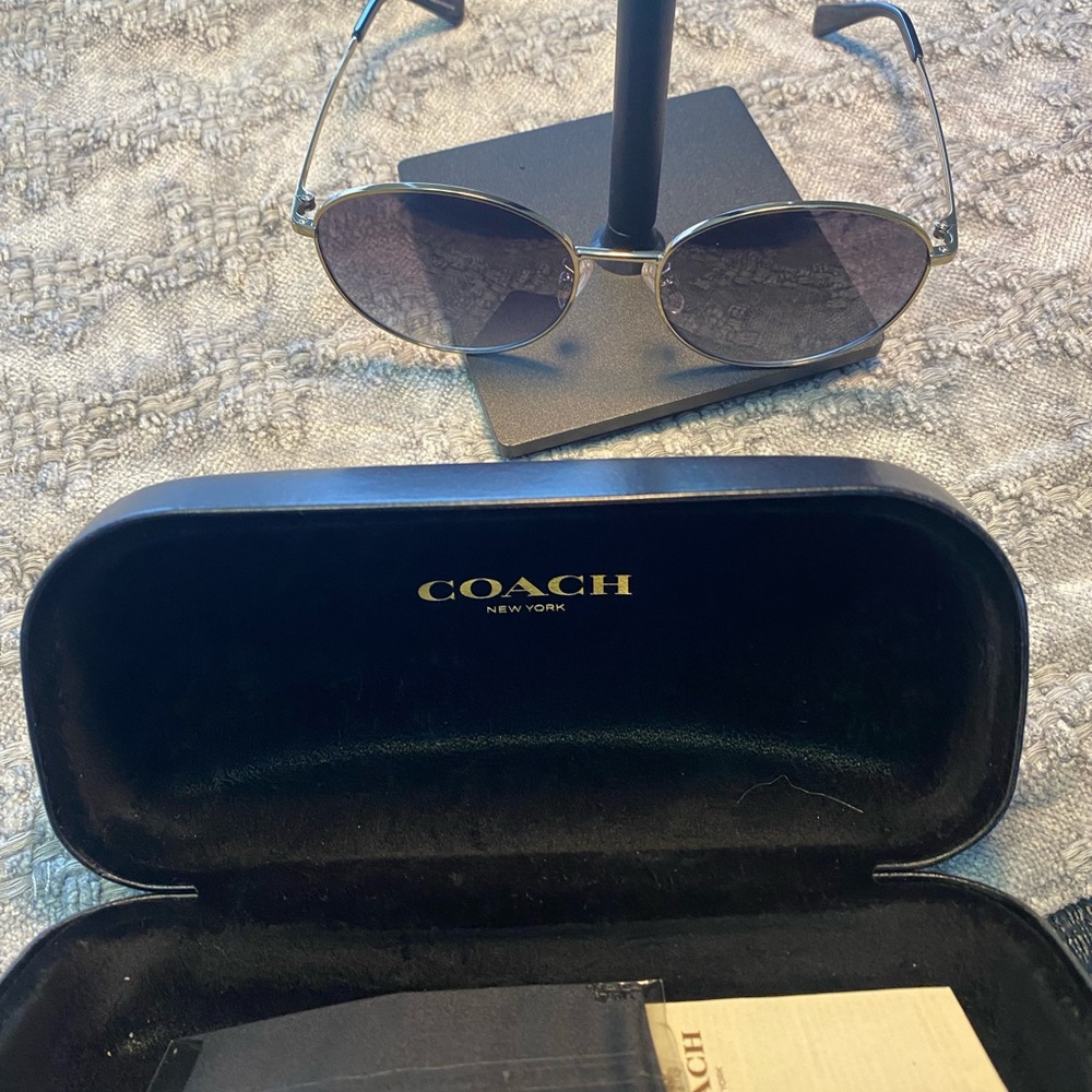 🌺 New Coach Black Sunglasses - Picture 2 of 9